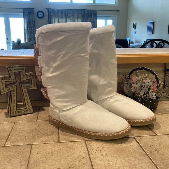 FUN Girly Pair Furry Boots w/Polka Dot Bows Cream Size 11 Great Buy Quality Boot - Picture 1 of 6